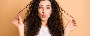 cara merawat rambut keriting, cara merawat rambut keriting dengan alami